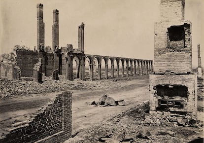 'Ruins of the R.R. Depot in Charleston' (1865), foto del estadounidense George N. Barnard.