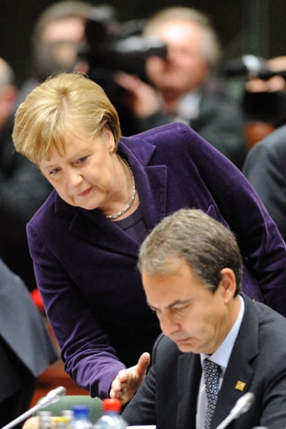 Merkel y Zapatero en la cumbre de líderes de la UE, en diciembre del año pasado, en Bruselas.