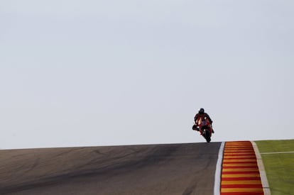 El piloto español de Honda Marc Márquez durante una sesión de entrenamiento previa al Gran Premio de Aragón en el circuito Motorland de Alcañiz, en Teruel.