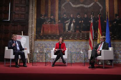 Ximo Puig, la periodista y moderadora Ana Matamales, y Pablo Broseta, este viernes en el Palau de la Generalitat Valenciana.