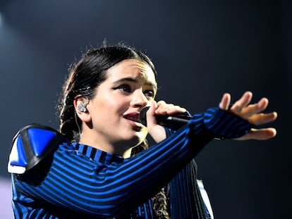 La cantante Rosalía, durante el concierto en Almería.
