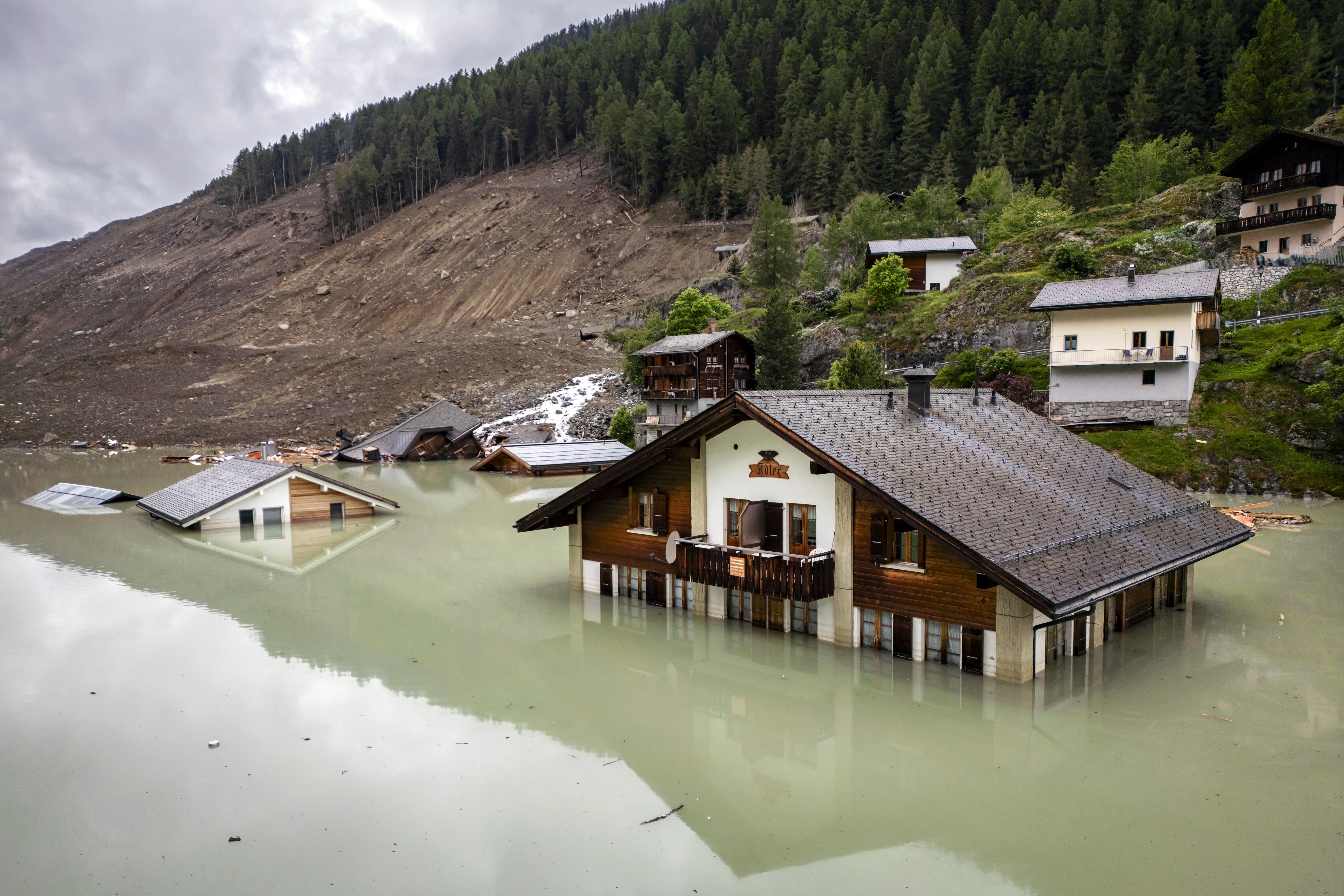 La montaña que se tragó un pueblo en Suiza: “Eran nueve millones de toneladas de piedras, demasiado para el glaciar”