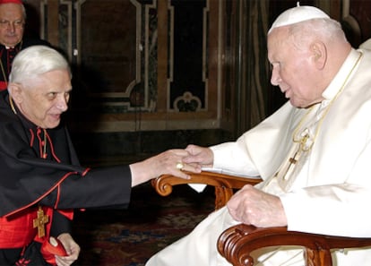 El papa Juan Pablo II y el cardenal Ratzinger (actual pontífice) en una imagen de 2003.