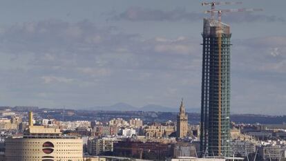 Obras de la torre Pelli junto a la Catedral de Sevilla, uno de los tres bienes culturales declarados Patrimonio Mundial por la Unesco.