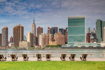 El 'skyline' de Manhattan desde el Gantry Plaza State Park de Long Island City (Nueva York).