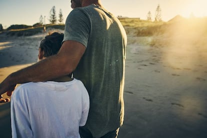 Un padre se abraza a su hijo.