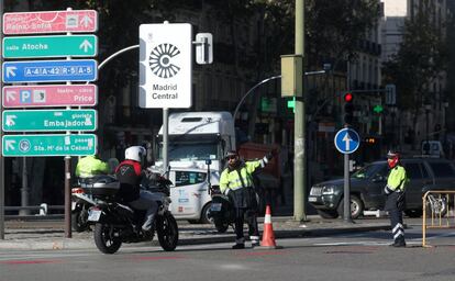 Desde su puesta en marcha, y durante dos meses, los accesos estarán controlados por agentes de Movilidad. En la imagen, dos agentes regulan el acceso al tráfico en la Glorieta Emperador Carlos V, en la Zona de Atocha.