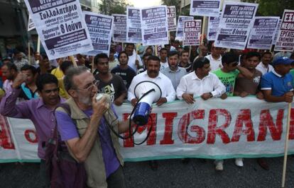 Griegos e inmigrantes, en una protesta antirracista en Atenas.