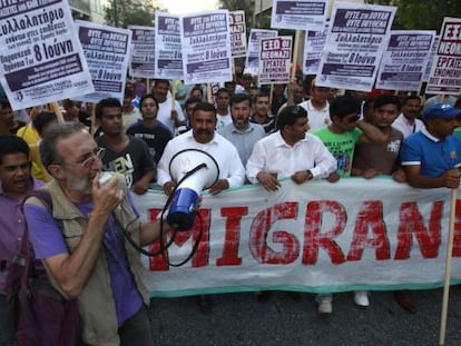 Griegos e inmigrantes, en una protesta antirracista en Atenas.