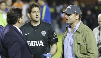 Alejandro Burzaco, a la derecha, junto al protero de Boca Juniors y un veedor de la COMEBOL, durante un partido de fútbol de 2015.