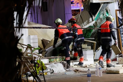 At least four people were killed and 27 were injured when the ground-floor restaurant 'Medusa Beach Club' in Playa de Palma collapsed and sank to the basement.