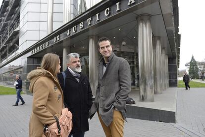 El parlamentario de UPyD Gorka Maneiro, ante los Juzgados de Vitoria.