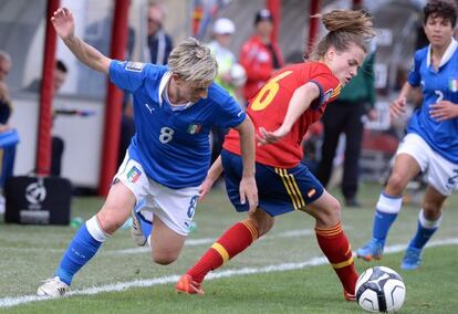 Irene Paredes pelea un balón con la italiana Gabbiadini.