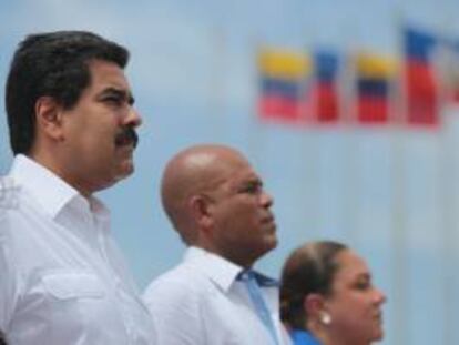 Fotografía cedida por la prensa de Miraflores que muestra al presidente de Venezuela, Nicolás Maduro (i), acompañado de su homólogo haitiano, Michel Martelly (c), y su esposa Sophia (d), a su llegada a Puerto Príncipe (Haití).