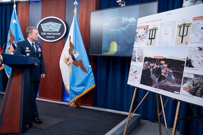 El jefe de Estado Mayor, el general Dan Caine, muestra gráficos sobre el ataque en su comparecencia en el Pentágono de este jueves.