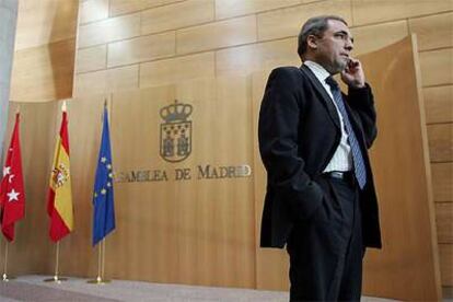 Rafael Simancas, en los pasillos de la Asamblea de Madrid.