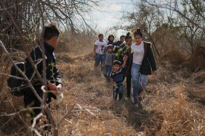 El número de menores migrantes no acompañados detenidos en la frontera sur de Estados Unidos se ha triplicado en las últimas dos semanas, según adelantó 'The New York Times'.