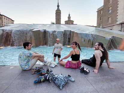 Un grupo de jóvenes se baña en una de las fuentes ornamentales de la plaza del Pilar, en Zaragoza, este martes.