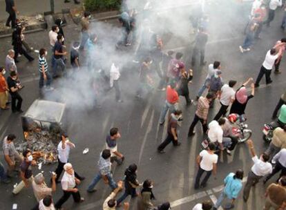 Manifestantes opositores marchan por el centro de Teherán, para conmemorar el décimo aniversario del ataque a la Universidad de Teherán por parte de las milicias del Gobierno