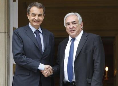 Zapatero saluda a Dominique Strauss-Kahn, director gerente del FMI, ayer en La Moncloa.