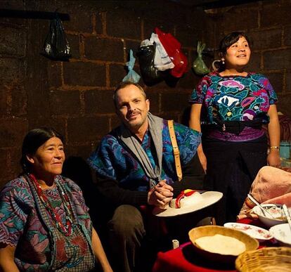 Miguel Bosé, junto a dos mujeres de la organización Patrimonio Indígena MX, el pasado agosto.