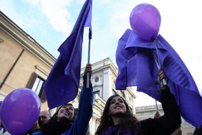 Activistas del Pueblo Violeta se manifiestan en Roma contra Berlusconi en enero.