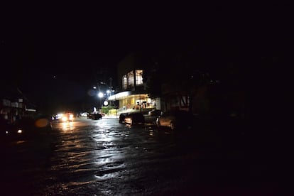 AP - APAGÃO/AMAPÁ/INCÊNDIO/SUBESTAÇÃO - GERAL - Vista do apagão que assola há quase 48h em Macapá e também em 13 dos 16 municípios do estado do Amapá, na noite desta quinta-feira (5). Por conta do desabastecimento de energia, o prefeito de Macapá, Clécio Luís, decretou no final da tarde estado de calamidade pública na capital por 30 dias. O apagão foi resultado de um incêndio em uma subestação de energia na capital na noite de terça-feira (3).