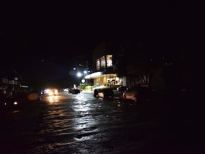 Vista do apagão que assola há quase 48h em Macapá e 13 dos 16 municípios do estado do Amapá, na noite desta quinta-feira (5)