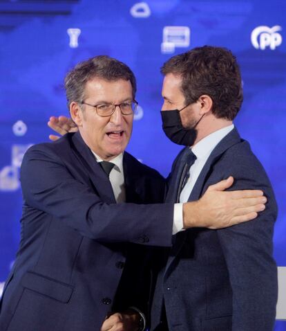 Feijóo y Casado se abrazan durante el acto del PP este viernes en A Coruña.