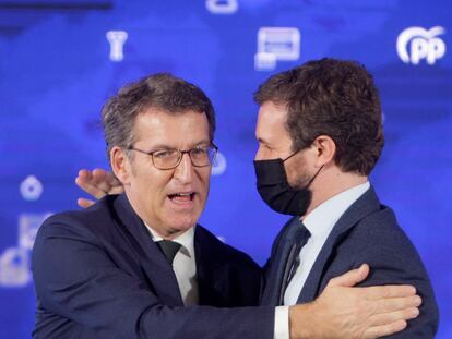 Feijóo y Casado se abrazan durante el acto del PP este viernes en A Coruña.