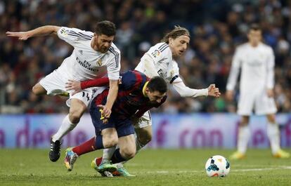 Messi trata de irse de Alonso y Modric.