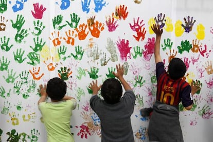 Niños jugando con pintura de manos.