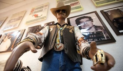 Un maniquí que representa al típico narcotraficante en el Museo de Enervantes.