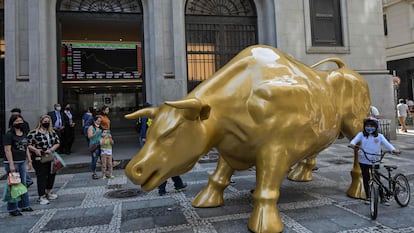 Cópia do touro de Wall Street colocada em frente a Bolsa de Valores de São Paulo, em 16 de novembro. Escultura foi retirada nesta terça-feira.