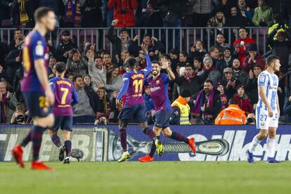 Dembélé celebra con Luis Suárez el primer gol del Barcelona.