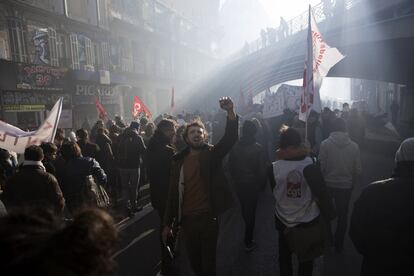 Un manifestante levanta el puño en una marcha durante una huelga en Marsella (Francia). 