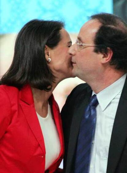 François Hollande besa a Ségolène Royal.