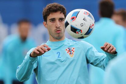 El defensor Croacia Sime Vrsaljko durante una sesión de entrenamiento en Deauville, que ha fichado por el Atlético de Madrid, procedente del Sassuolo.