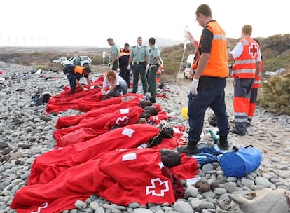 Personal sanitario atiende en la costa de Granadilla de Abona a una parte de los inmigrantes.