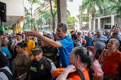 Un paciente discute con los trabajadores del dispensario de medicamentos Disfarma en medio de la espera de fármacos en Cali, este viernes.