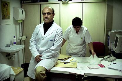 El neurólogo Vicente Martínez, en su consulta del hospital La Fe de Valencia.