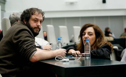 Guillermo Zapata conversa con la también concejal Celia Mayer durante un pleno en febrero.