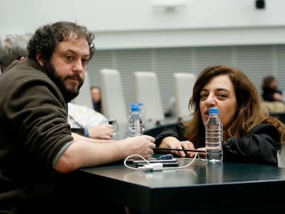 Guillermo Zapata conversa con la también concejal Celia Mayer durante un pleno en febrero.