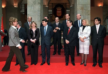 Esperanza Aguirre pasa ante el consejero Mariano Zabía. En la primera fila, junto a este, Engracia Hidalgo, los vicepresidentes Ignacio González y Alfredo Prada, Beatriz Elorriaga y Juan José Güemes. En la segunda fila, de inzquierda a derecha, Santiago Fisas, Francisco Grandso, Luis Peral, Manuel Lamela y Fernando Merry de Val.