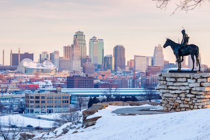 Kansas City va a dejar de ser una ciudad de paso. El “corazón de América”, en la confluencia de los ríos Kansas y Misuri, abrirá en 2024 una modernísima terminal aérea, ampliará la línea gratuita de tranvía por el centro, y pondrá en marcha muchos eventos, sobre todo deportivos, que van a hacer que las miradas se fijen en esta ciudad del Medio Oeste americano y revitalizarán su paisaje urbano.
La pasión por el deporte tiene mucho arraigo en el Medio Oeste y Kansas City se ha ganado su fama como “capital estadounidense del futbol”. El título se lo han puesto ellos, pero tiene su mérito: la ciudad albergará algunos de los partidos de la Copa Mundial del 2026, y es la más pequeña de las 11 sedes elegidas del país. Con ese incentivo, Kansas City está construyendo el primer estadio de futbol para la liga femenina de fútbol, la National Women’s Soccer League, a inaugurar en el 2024.
En febrero se anunció también la finalización del mayor proyecto de infraestructura en la historia de la ciudad: la nueva terminal del aeropuerto internacional de Kansas City, con un diseño que cambia las reglas del juego en el tráfico aéreo, toda una apuesta por lo local: su techo está hecho de madera de tsuga de Misuri, y hay fósiles incrustados en las paredes de piedra caliza procedente de canteras locales. Se han invertido más de 5,5 millones de dólares en arte, y 19 de las 28 piezas son obras de artistas locales. Además de las clásicas tiendas, el 80% de negocios son restaurantes y cervecerías locales.
Pero hay más cambios: el histórico Barrio Negro de la calle 18 con Vine, cuna del jazz al estilo de Kansas City, da una nueva vida a sus edificios abandonados, incluido un Departamento de Aguas de la década de 1870 que albergara un museo de arte y la primera cervecería afroamericana de Misuri.
 