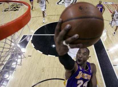 Kobe Bryant encesta mediante una <i>bandeja. </i>