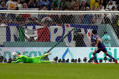 Dominik Livakovic, deteniendo uno de los penaltis de la tanda a Kaoru Mitoma. 