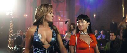 Jennifer Lopez y Constance Wu, en un fotograma de la película 'Estafadoras de Wall Street'.