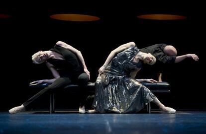 Diana Vishneva, a la derecha, en &#039;Switch&#039;, de Jean-Christophe Maillot, junto a Bernice Coppieters y Gaetan Morloti. 