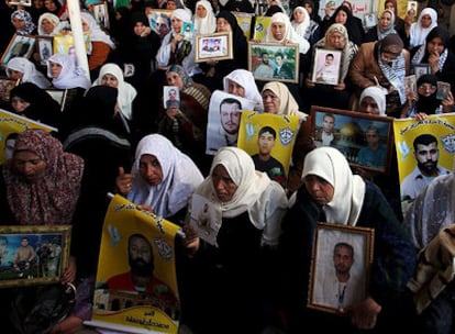 Varias mujeres muestran retratos de sus familiares presos en la oficina de la Cruz Roja Internacional durante una concentración para pedir la liberación de presos palestinos